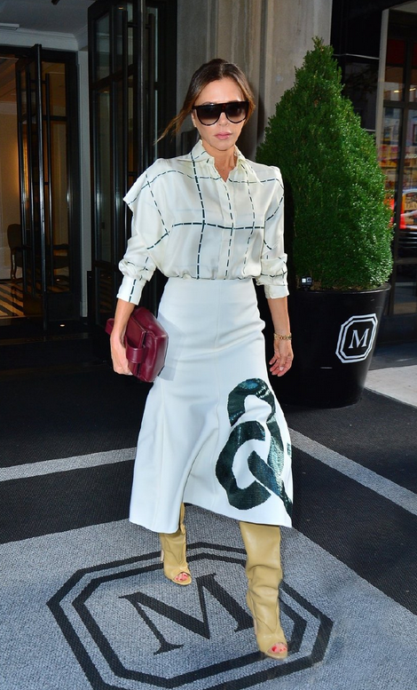 贝嫂街拍遭遇“滑铁卢”！穿拼色裙非要配双大红靴，一般人真别学休闲区蓝鸢梦想 - Www.slyday.coM