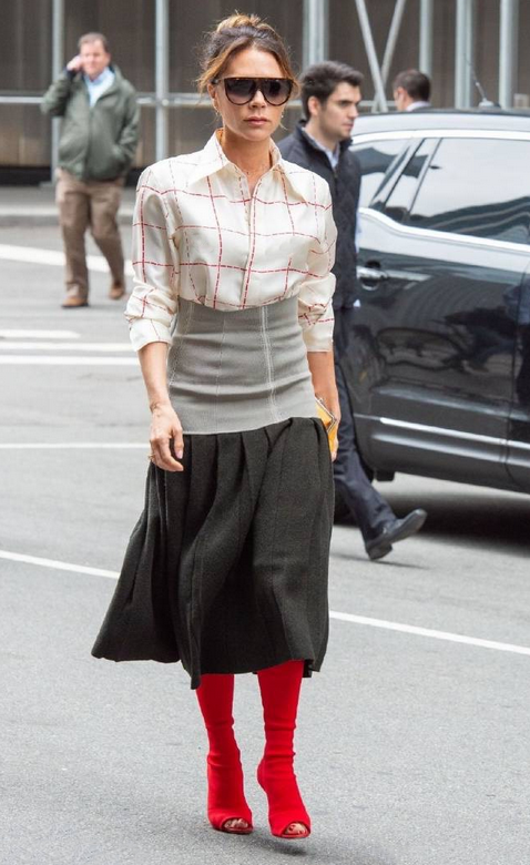 贝嫂街拍遭遇“滑铁卢”！穿拼色裙非要配双大红靴，一般人真别学休闲区蓝鸢梦想 - Www.slyday.coM