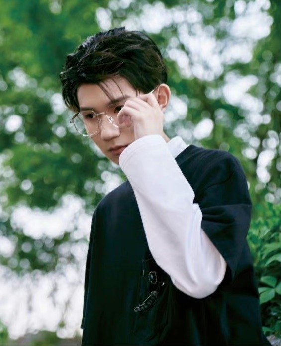 眼镜的新作用王源最新穿搭与他人对比鲜明