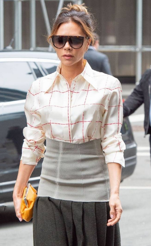 贝嫂街拍遭遇“滑铁卢”！穿拼色裙非要配双大红靴，一般人真别学休闲区蓝鸢梦想 - Www.slyday.coM