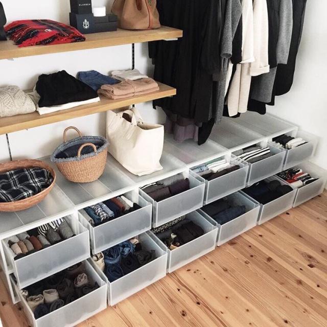 设计重点:简约大方,美观实用这个屋子是一家人的衣物收纳间,一年四季