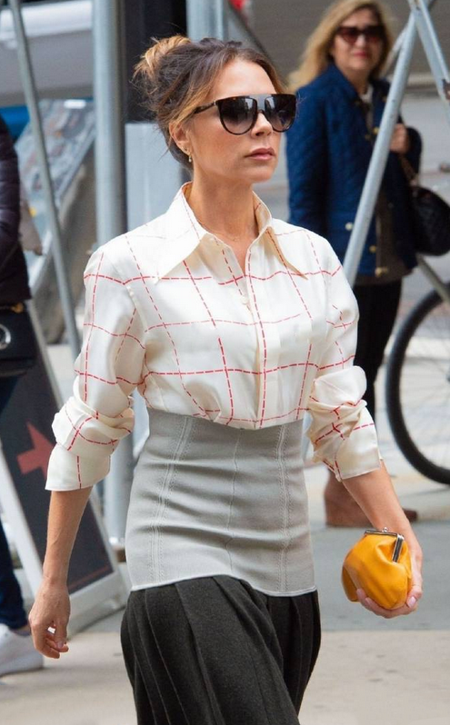 贝嫂街拍遭遇“滑铁卢”！穿拼色裙非要配双大红靴，一般人真别学休闲区蓝鸢梦想 - Www.slyday.coM