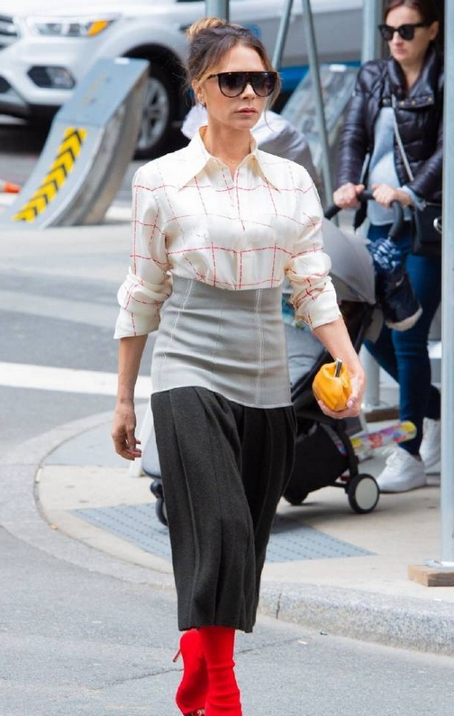 贝嫂街拍遭遇“滑铁卢”！穿拼色裙非要配双大红靴，一般人真别学休闲区蓝鸢梦想 - Www.slyday.coM