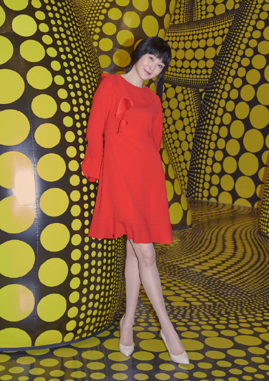 万绮雯原装脸就是抗老红色蕾丝裙高挑窈窕嫩度不输小姑娘