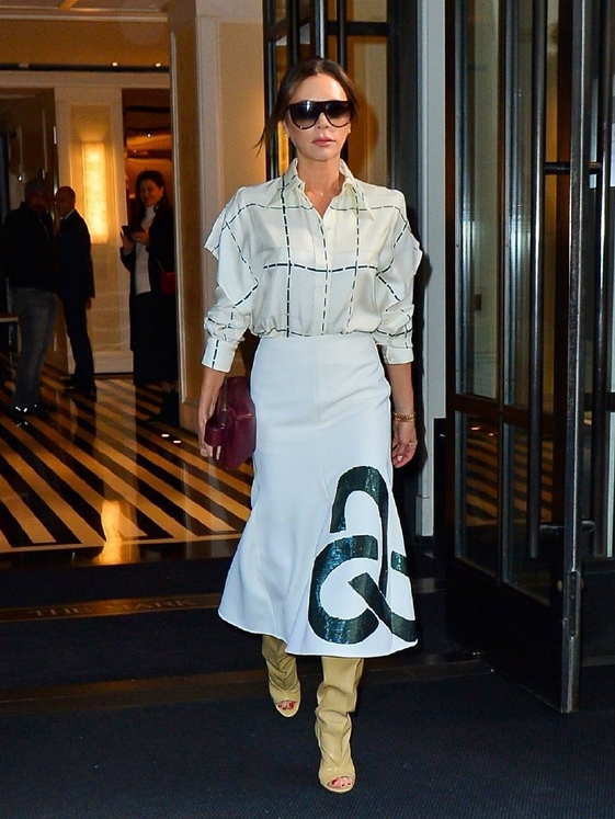 贝嫂街拍遭遇“滑铁卢”！穿拼色裙非要配双大红靴，一般人真别学休闲区蓝鸢梦想 - Www.slyday.coM