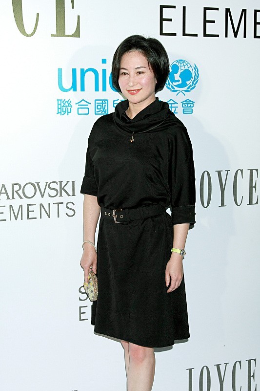 何超琼的气质真的很贵气,不愧是千金大小姐,穿粉色都很高级|服装|粉色