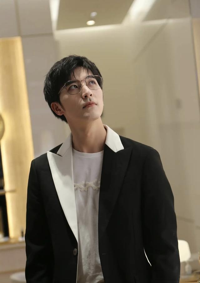 赵露思和徐开骋亮相快乐大本营两人同台合唱赵露思好娇小
