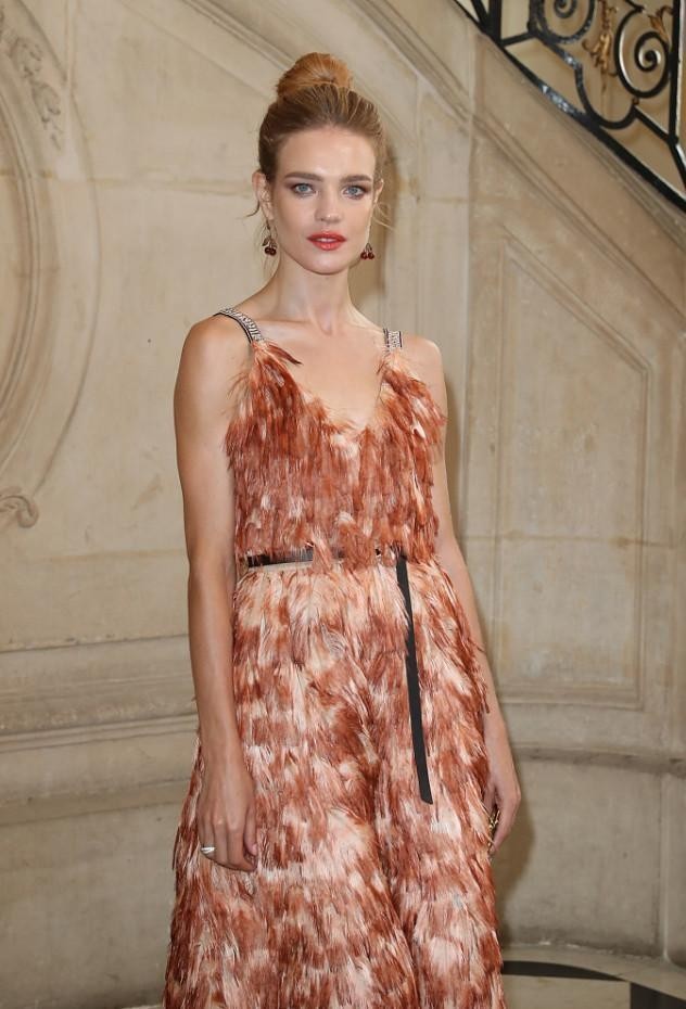 lv太子妃的"少女颜"杀伤力超强,生五胎身材照旧惊艳,太美