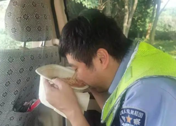 杭州大叔的"偷拍照"火了！和老婆的聊天记录也被晒出，网友心疼：他正面要比侧面帅十倍！休闲区蓝鸢梦想 - Www.slyday.coM