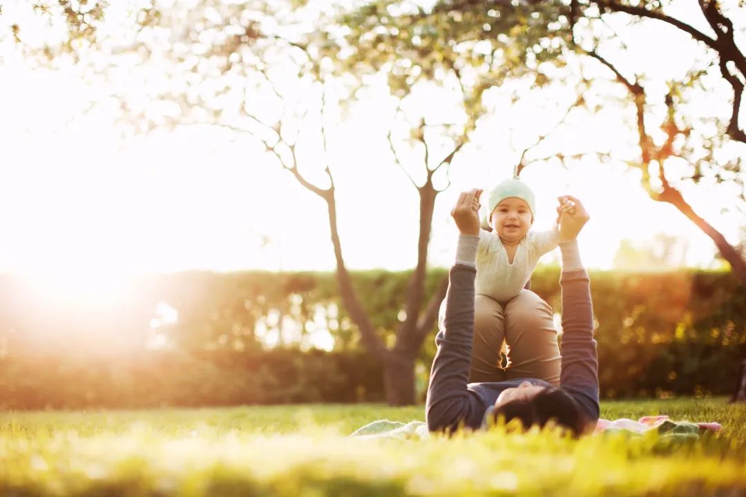 “毁掉一个人，毁掉他的童年就够了”，最好的童年是什么样，让最坏的童年告诉你休闲区蓝鸢梦想 - Www.slyday.coM