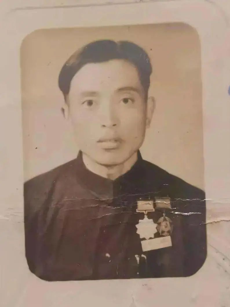 票房破12亿！创12项纪录！真正的长津湖战役有多惨烈？亲历老兵流泪讲述……网友破防了休闲区蓝鸢梦想 - Www.slyday.coM