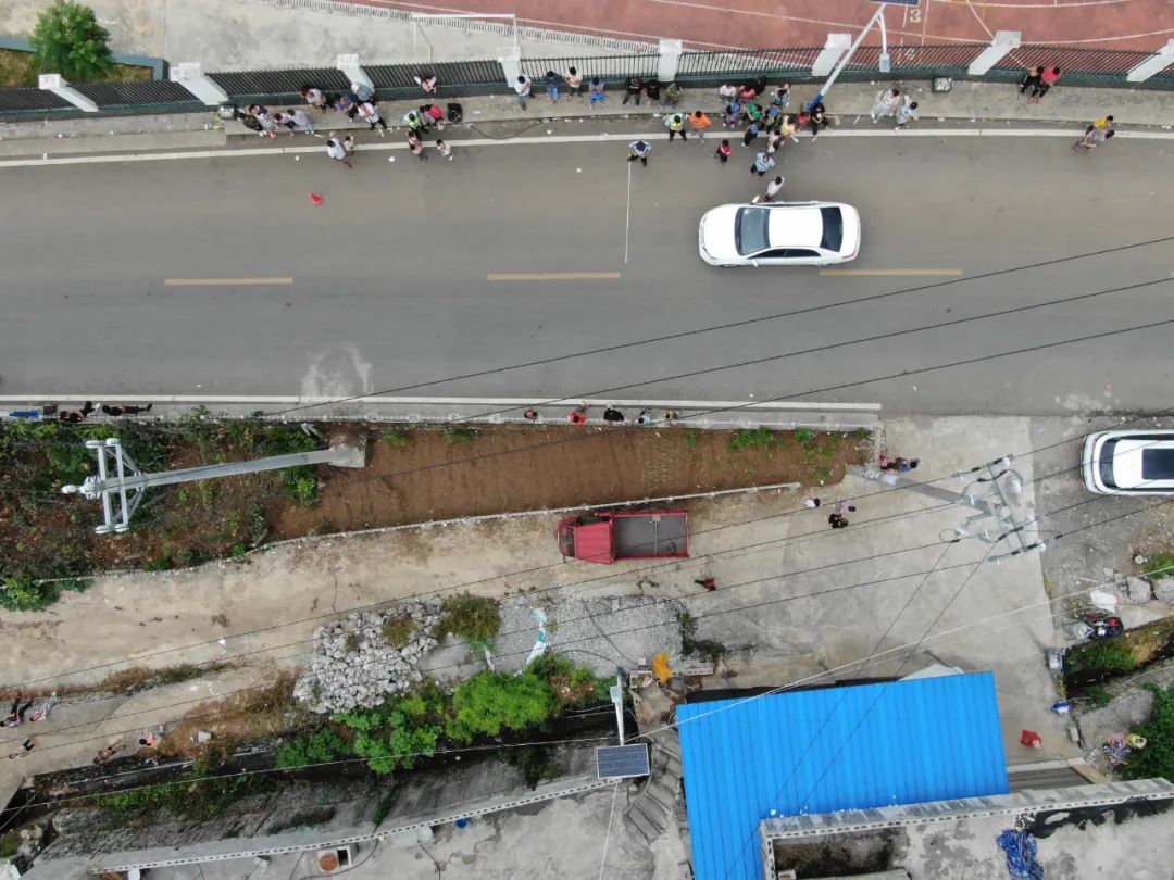 视频丨“鬼探头”式过马路？六盘水两起交通事故现场曝光 →休闲区蓝鸢梦想 - Www.slyday.coM