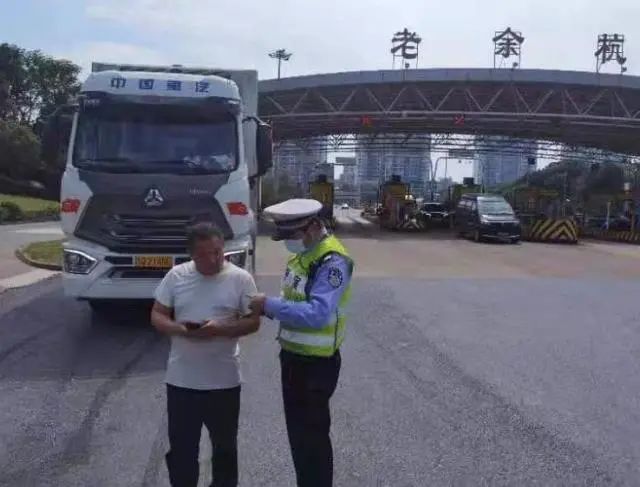 杭州大叔的"偷拍照"火了！和老婆的聊天记录也被晒出，网友心疼：他正面要比侧面帅十倍！休闲区蓝鸢梦想 - Www.slyday.coM