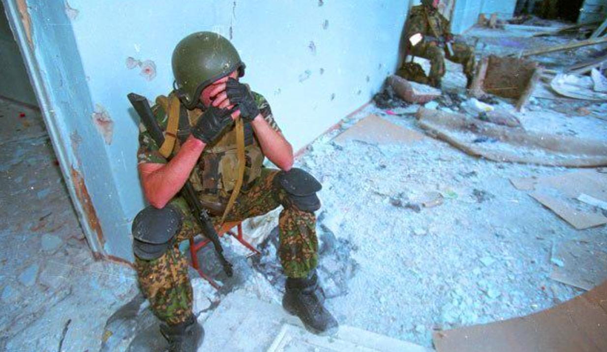 为您推荐: 别斯兰事件,女恐怖分子不满劫持孩子,被头目开枪打死 文