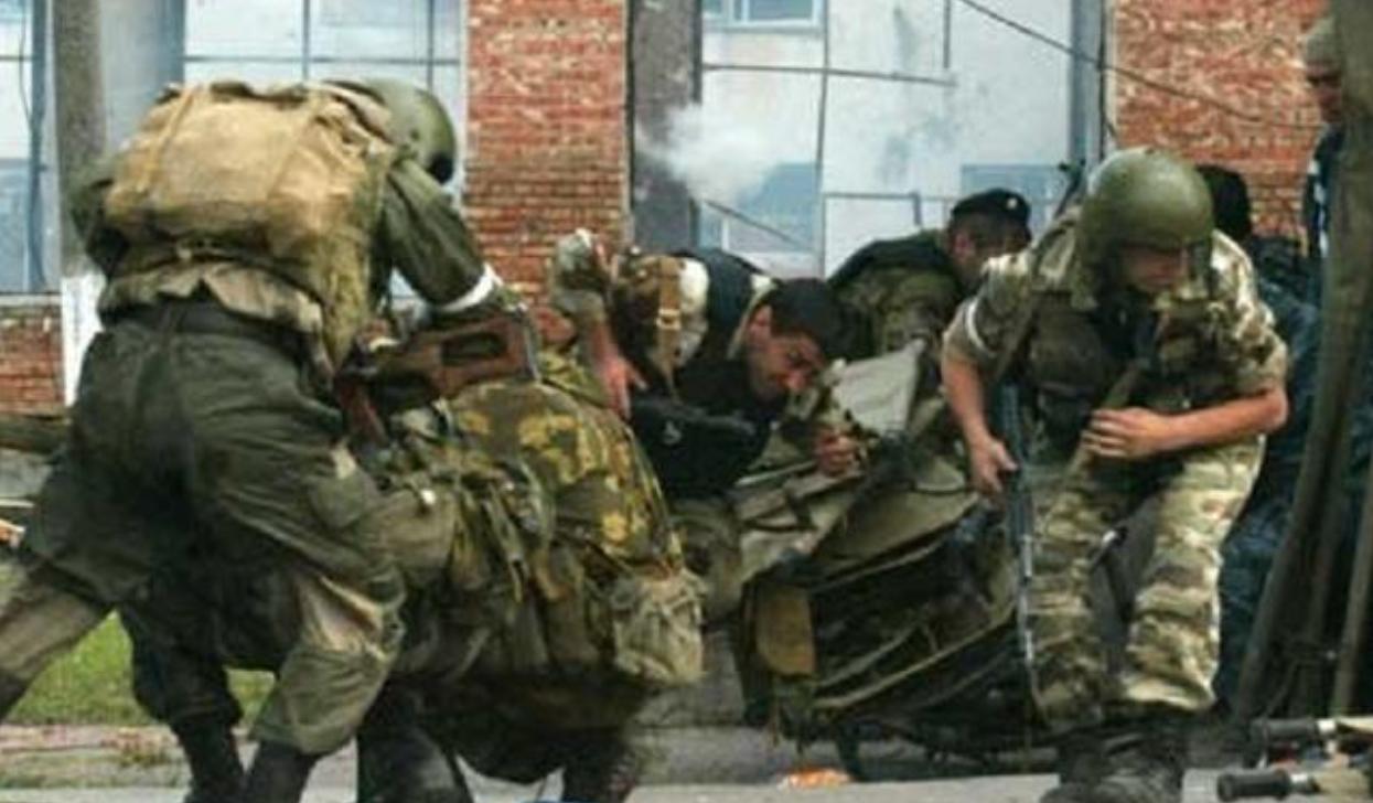 别斯兰人质事件,特种部队与恐怖分子交战,画面记录当时