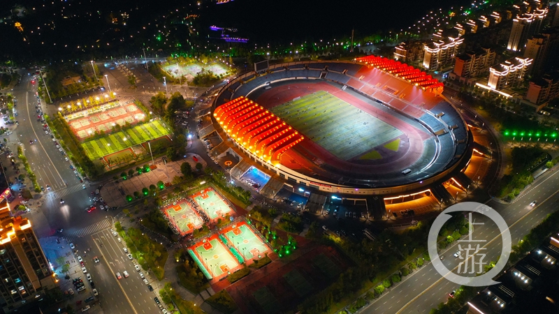 国庆假期,梁平区不少市民走进体育场所,参加跑步,踢足球,打篮球,打