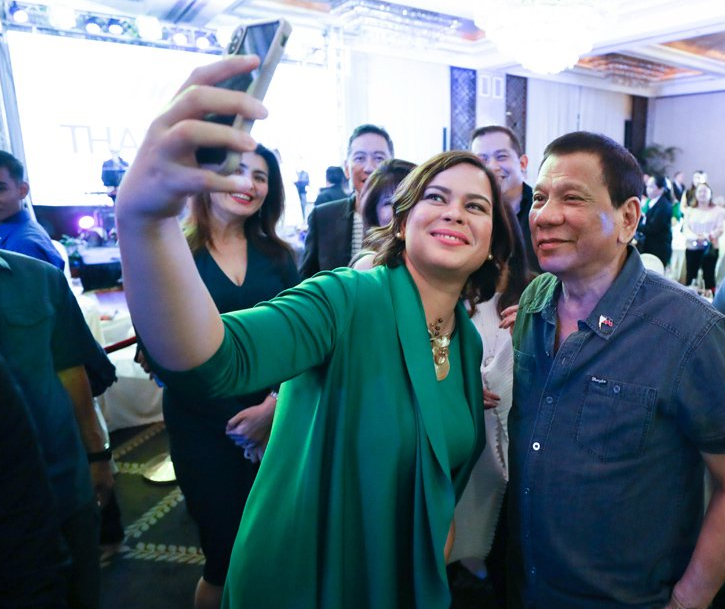 菲律宾总统杜特尔特和女儿萨拉·杜特尔特（左）。