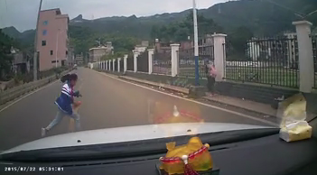 视频丨“鬼探头”式过马路？六盘水两起交通事故现场曝光 →休闲区蓝鸢梦想 - Www.slyday.coM