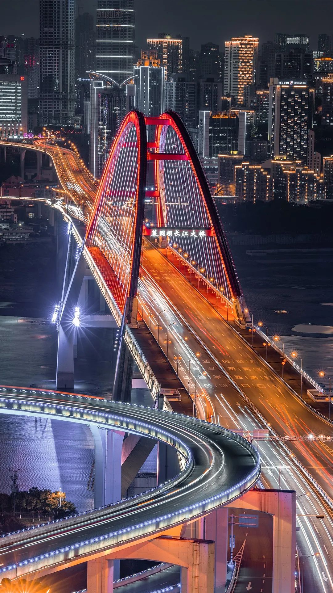 亮灯后的苏家坝立交与菜园坝长江大桥,靓丽明快的色彩,成为夜幕下一道