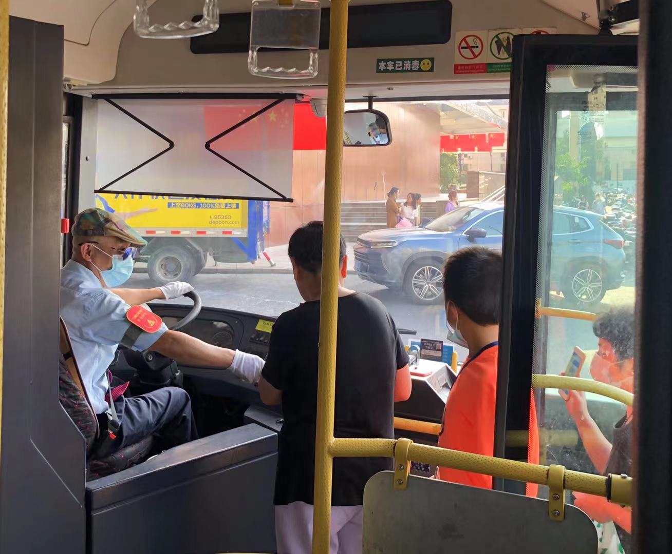 国庆员动力他在13路电车上开了30年传统无轨电车逐渐淡去但每一趟都