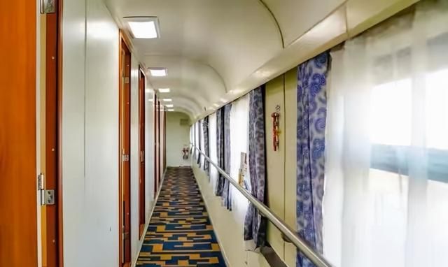 中国第一辆双层海景列车,沿途风景堪称世界级大片,还有酒吧KTV休闲区蓝鸢梦想 - Www.slyday.coM