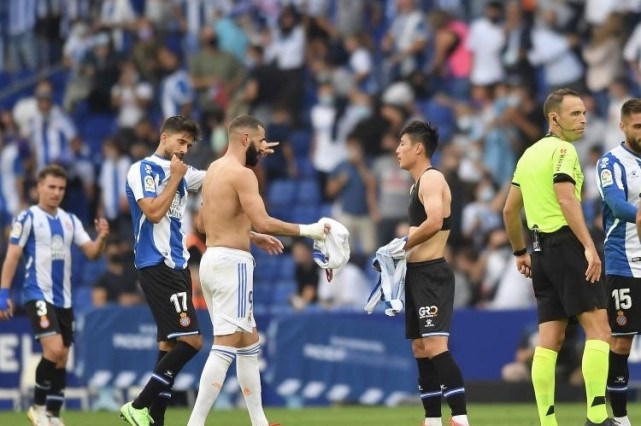 有排面?武磊与本泽马交换球衣!踢皇马5次传球全成功制造1次威胁休闲区蓝鸢梦想 - Www.slyday.coM 有排面?武磊与本泽马交换球衣!踢皇马5次传球全成功制造1次威胁休闲区蓝鸢梦想 - Www.slyday.coM