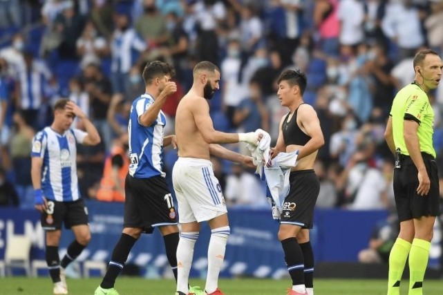 有排面?武磊与本泽马交换球衣!踢皇马5次传球全成功制造1次威胁休闲区蓝鸢梦想 - Www.slyday.coM 有排面?武磊与本泽马交换球衣!踢皇马5次传球全成功制造1次威胁休闲区蓝鸢梦想 - Www.slyday.coM