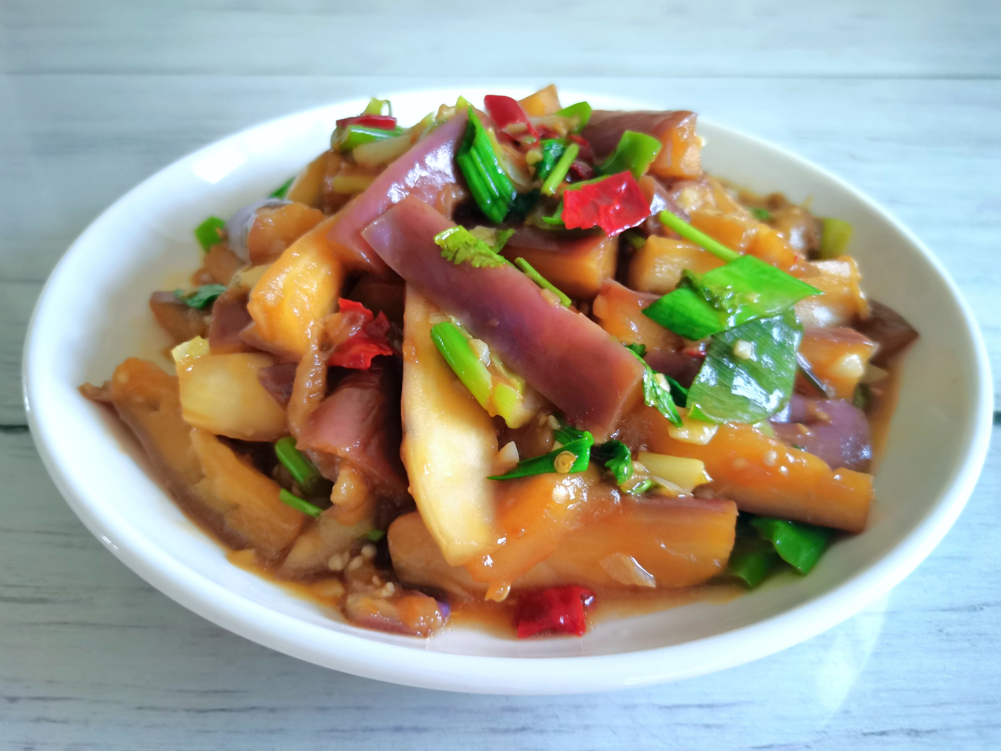 但是烧茄子太吸油,油吃多了对身体可不好,今天分享一种茄子的简单做法