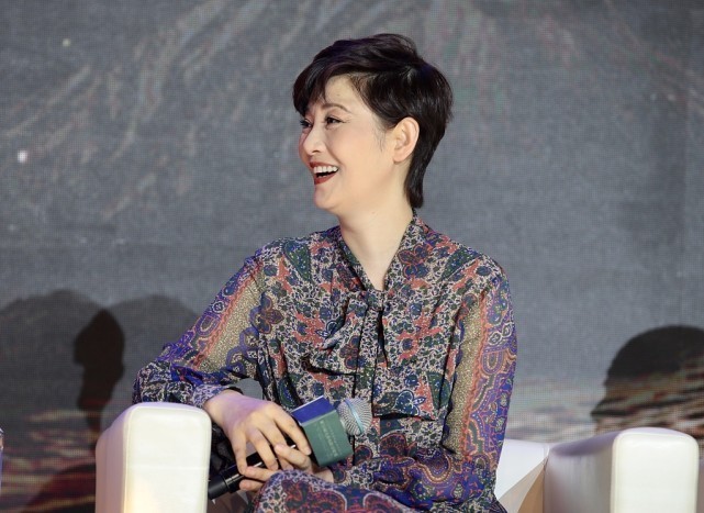 小冯小刚9岁的妻子徐帆,穿碎花裙演绎随性美,气质真是太好了|徐帆