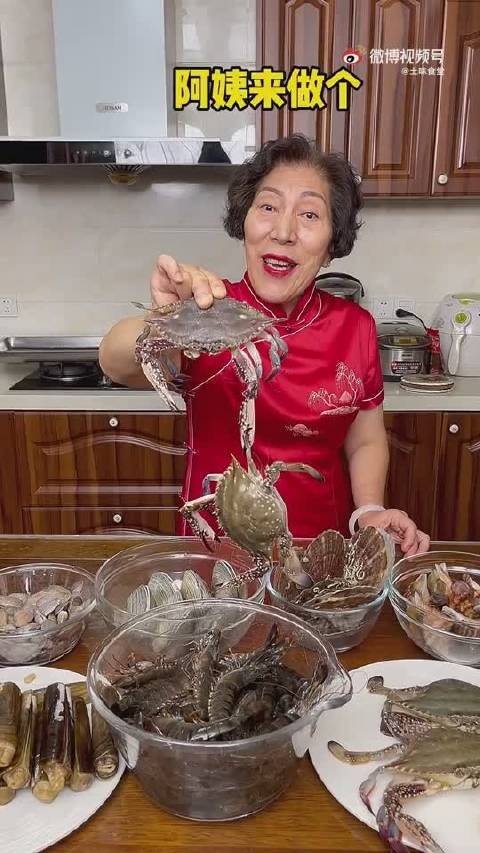 萍姐和乔老爷用各种海鲜,摆出了红红火火的10.1的造型