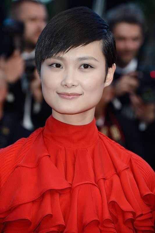 李宇春在外国走红毯,穿的通红好惹眼,太有明星范了|红色|李宇春|服装