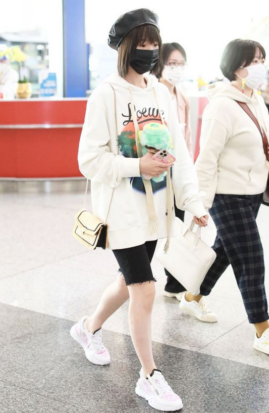 卫衣配骑行裤又甜又酷,素颜嫩似18岁高中生|骑行裤|毛晓彤|卫衣_新浪