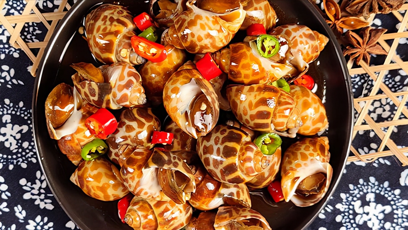 清水中放入葱白和姜片,水煮沸后,放少许料酒,随即放入清洗干净的花螺