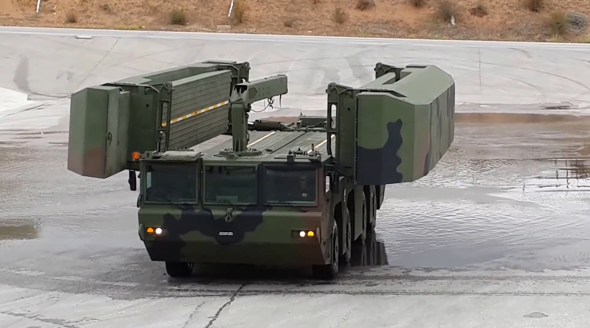 土耳其的两栖装甲战车,两栖装甲架桥车进行演示