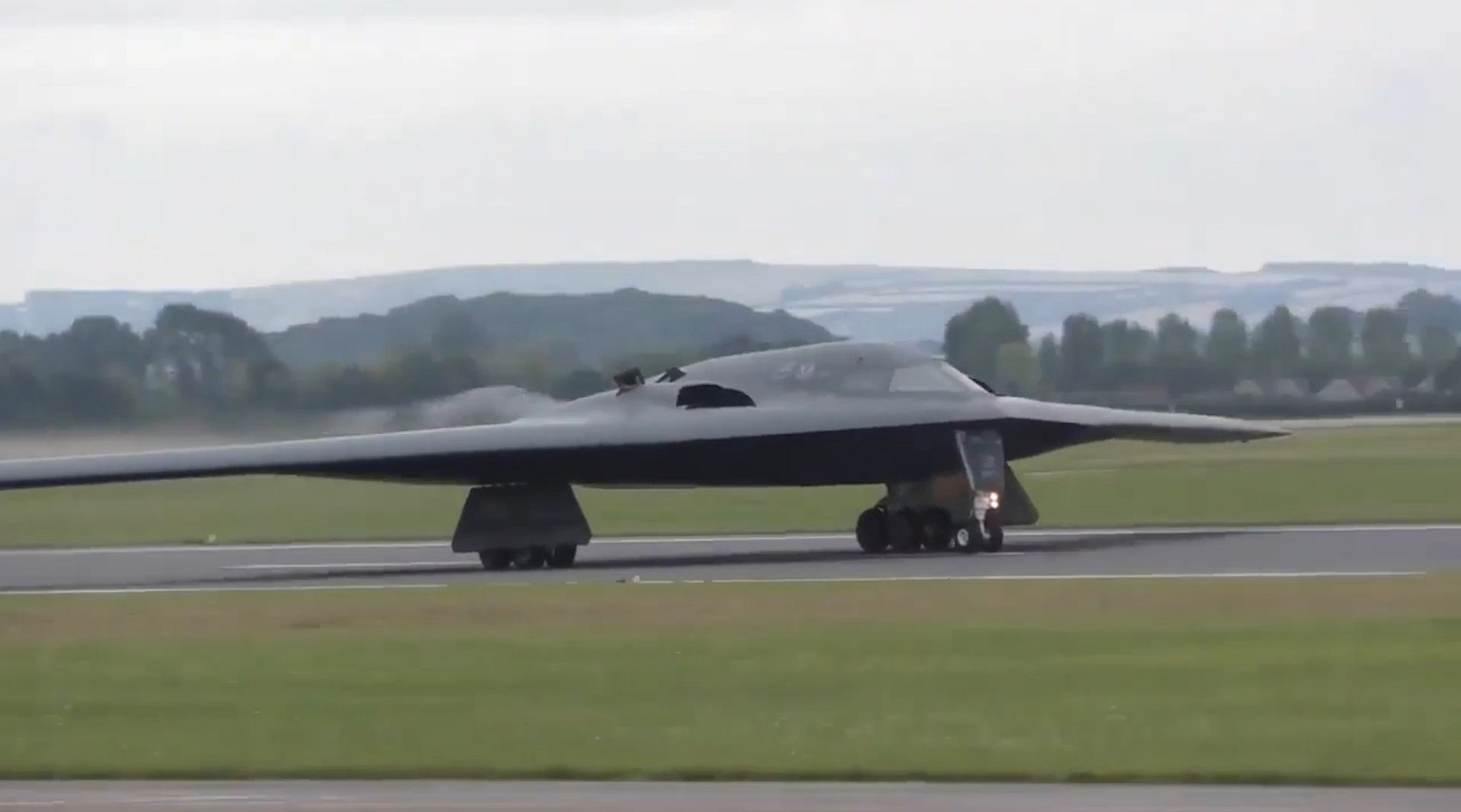 b2隐形战略轰炸机,从费尔福德基地起飞,及夜间返回的场景