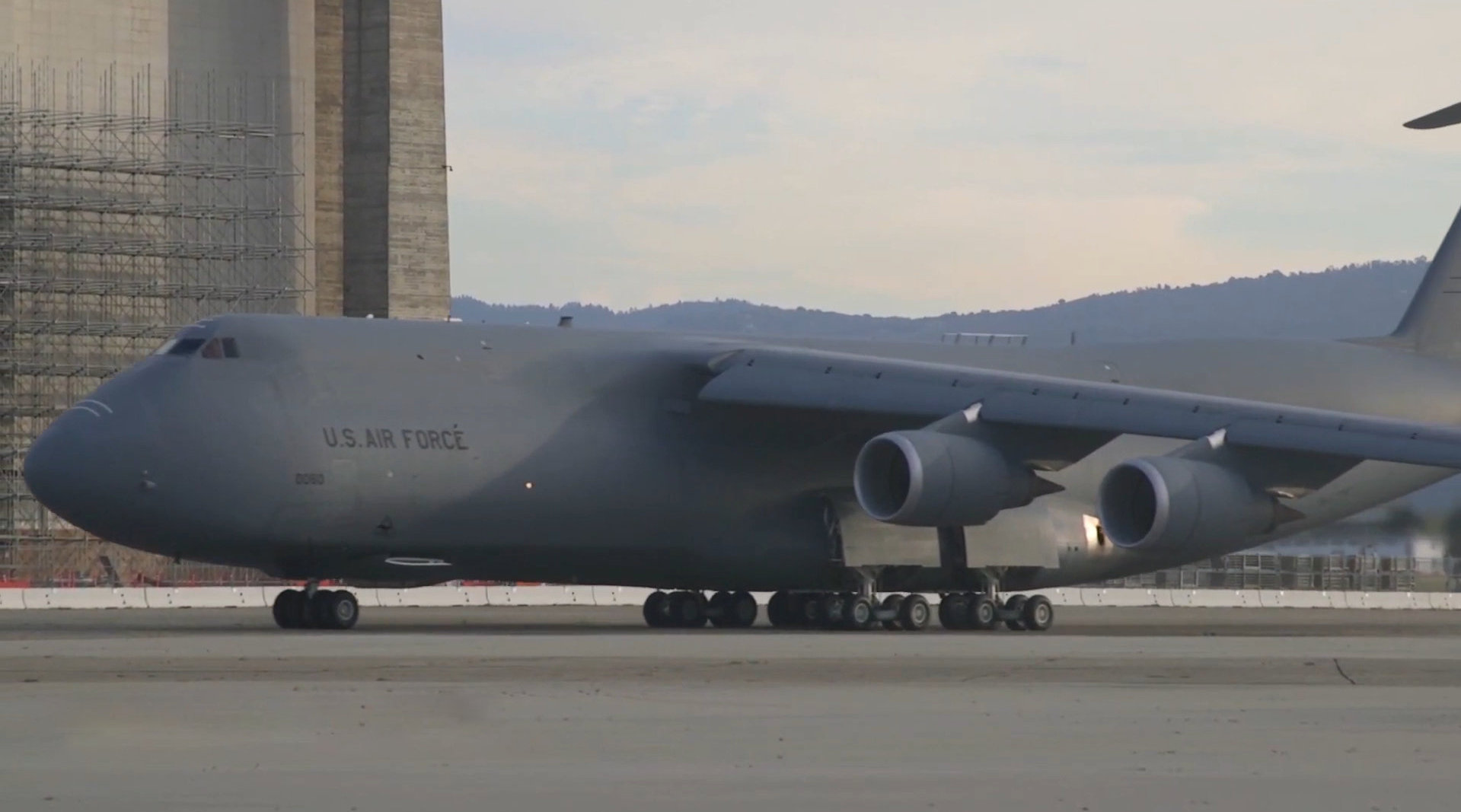 c-5m"超级银河"运输机,装载aehf-5卫星的镜头