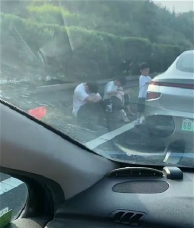 高速出门忘充电,小鹏P7堵在路上,一家人为省电,直接下车晒太阳休闲区蓝鸢梦想 - Www.slyday.coM
