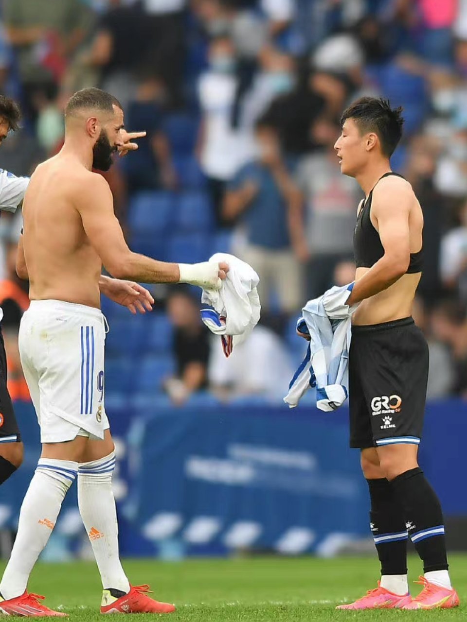 有排面！武磊与本泽马交换球衣！休闲区蓝鸢梦想 - Www.slyday.coM