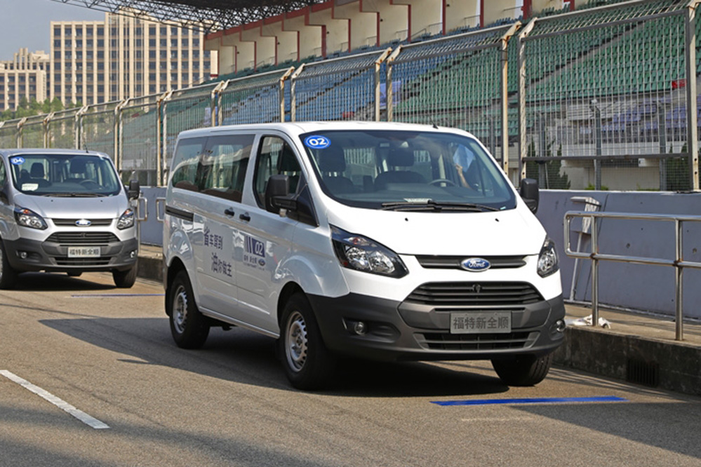 江铃福特新款全顺最新消息,柴油版全系降5千,2.0t柴油 国六