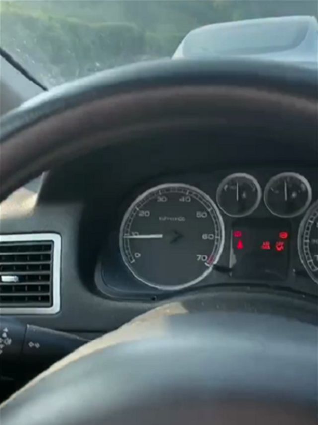 高速出门忘充电,小鹏P7堵在路上,一家人为省电,直接下车晒太阳休闲区蓝鸢梦想 - Www.slyday.coM