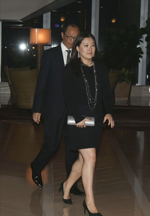 伏明霞带老公出门同穿黑色造型高级有气场看不出26岁年纪差