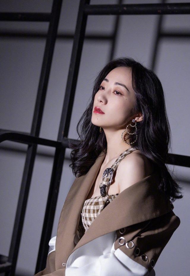 韩雪的气质真出众格子短裤配大波浪卷发妩媚大气双腿令人羡慕