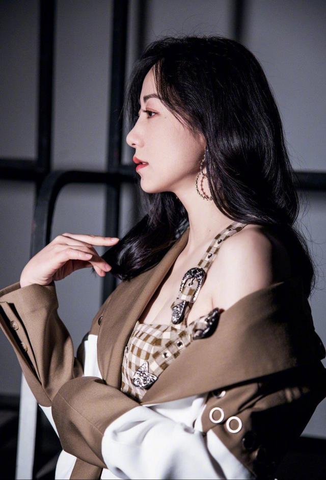 韩雪的气质真出众格子短裤配大波浪卷发妩媚大气双腿令人羡慕