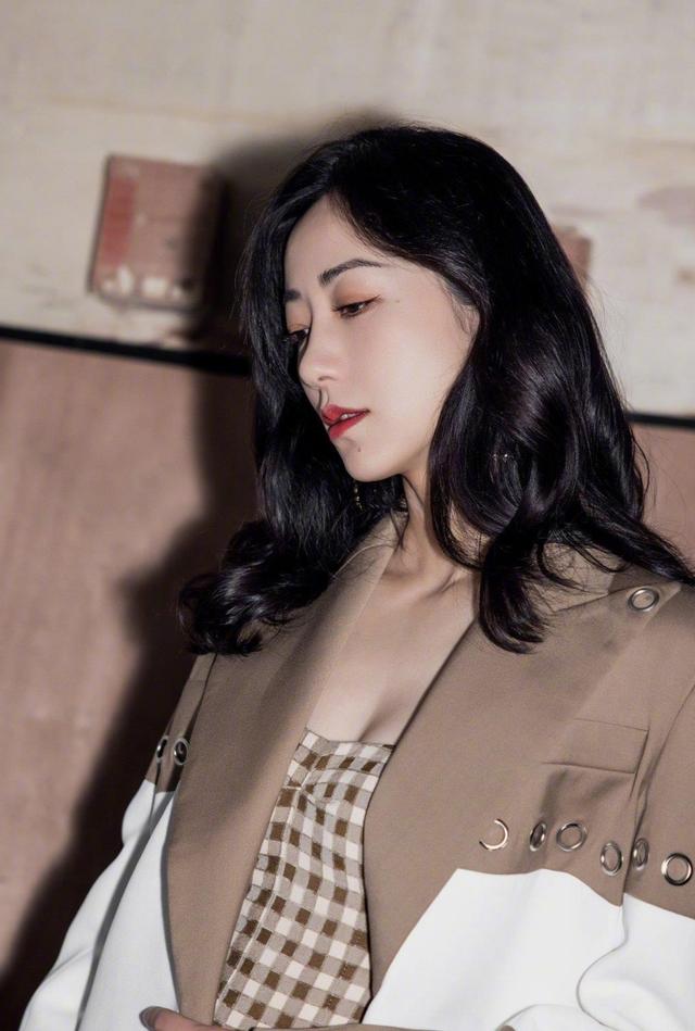 韩雪的气质真出众格子短裤配大波浪卷发妩媚大气双腿令人羡慕