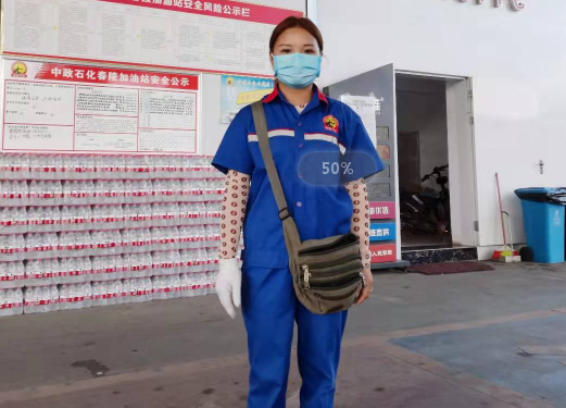 3岁多女童疑被人拐走好巧不巧被加油站女工发现勇敢出手相救