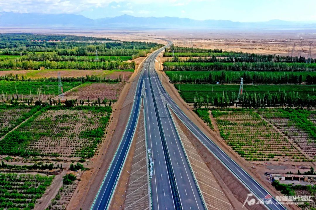 工人在g575线哈密松树塘路段铺油(无人机拍摄).