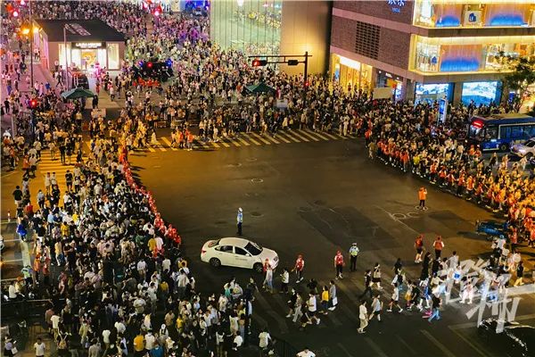 人人人你人人人！安徽一地建议游客错峰通行  \n 全国多地景区发布重要提醒休闲区蓝鸢梦想 - Www.slyday.coM