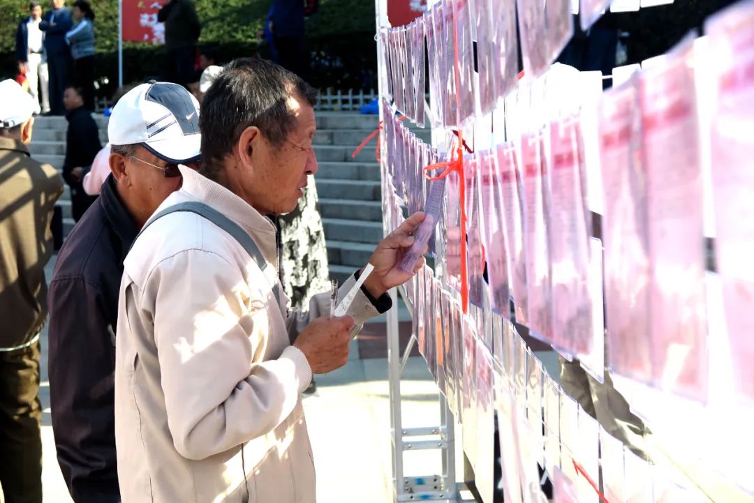 ▲資料圖。青島海泊河文化公園，全國首個“單身老人節”舉辦了大型中老年人相親會，匯集了5600多名中老年單身人士的征婚信息。圖/IC photo