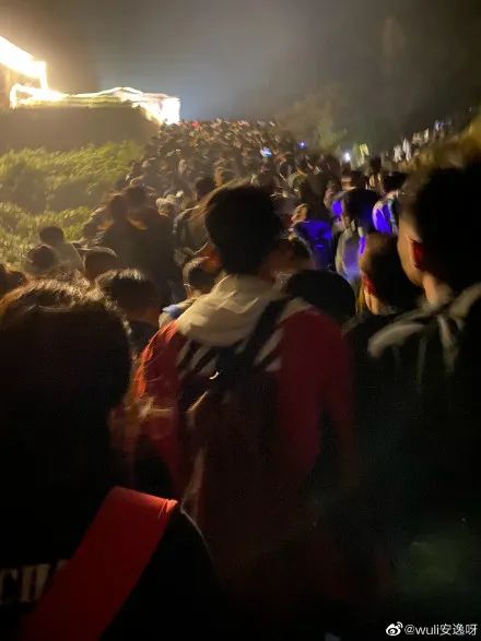 人人人你人人人！安徽一地建议游客错峰通行  \n 全国多地景区发布重要提醒休闲区蓝鸢梦想 - Www.slyday.coM