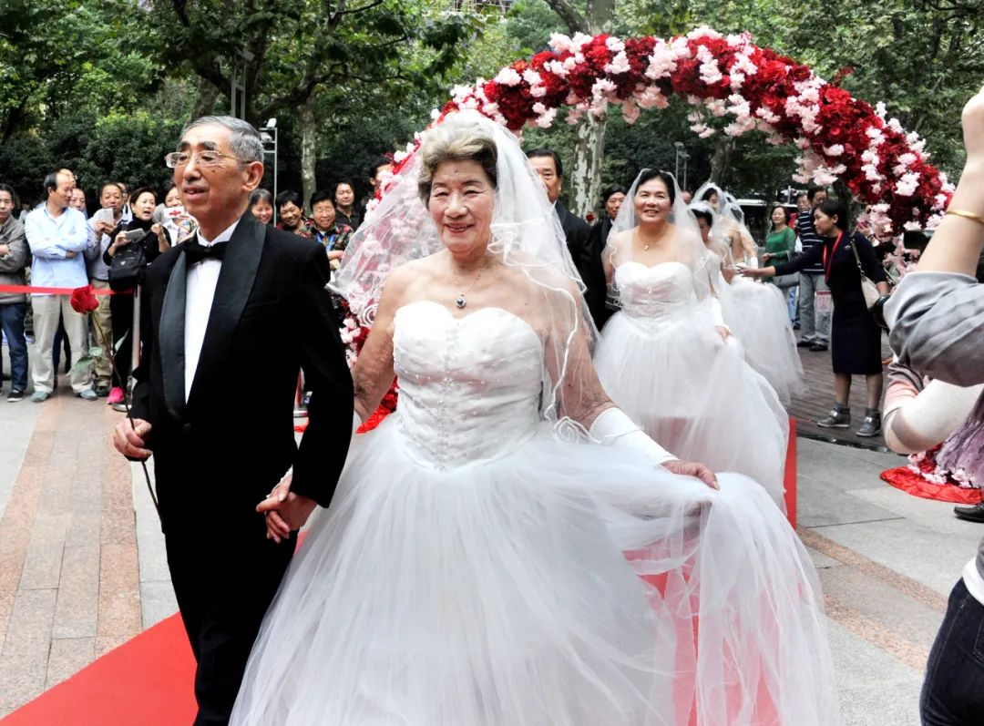 ▲資料圖。2016年10月，“精彩老來伴”集體婚禮在上海的淮海公園舉行，六對“新人”獲得滿滿的祝福，其中年齡最大的一對“耄耋新人”已達八旬。圖/IC photo